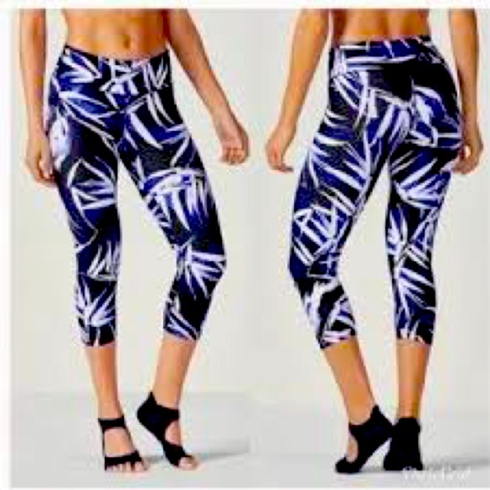 NWT Fabletics Salar capri women’s leggings Size L
